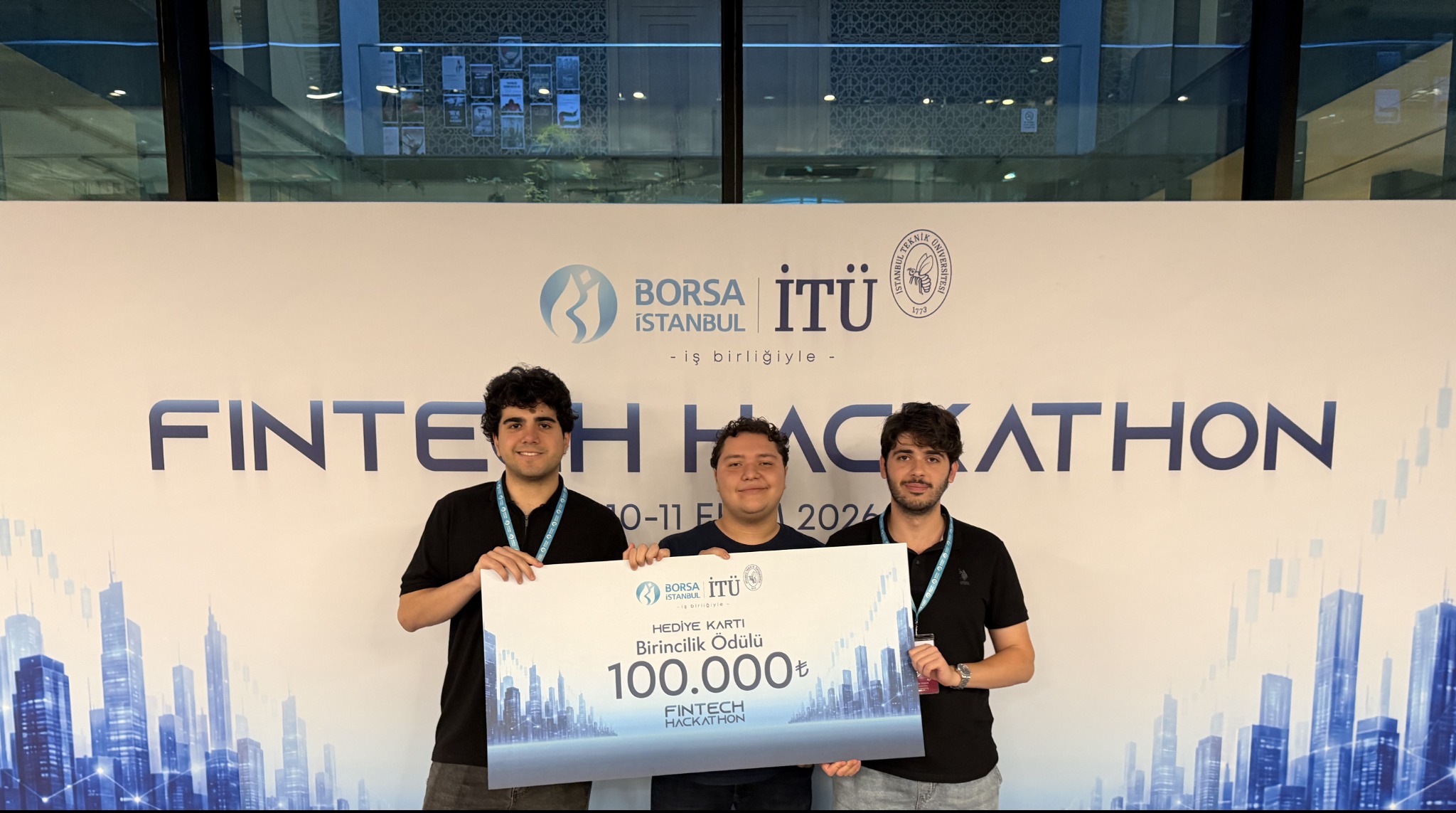 Yiğit Kaya Bağcı, Enes İsmet Bal ve Ömer Burak Taşkın Borsa İstanbul Fintech Hackathon birincilik ödülleriyle.