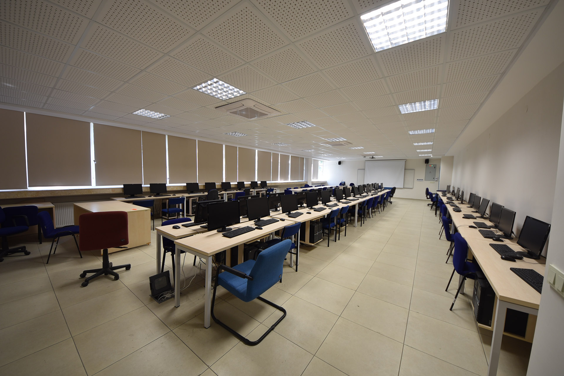 Bilgisayar laboratuvarında çok sayıda masaüstü bilgisayar