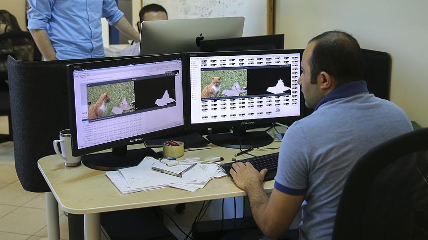 Bilgisayarlı görü çalışması yürüten araştırmacılar ve ekranlar