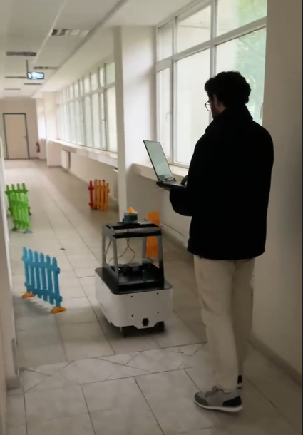 Koridorda uzaktan izlenen mobil robot