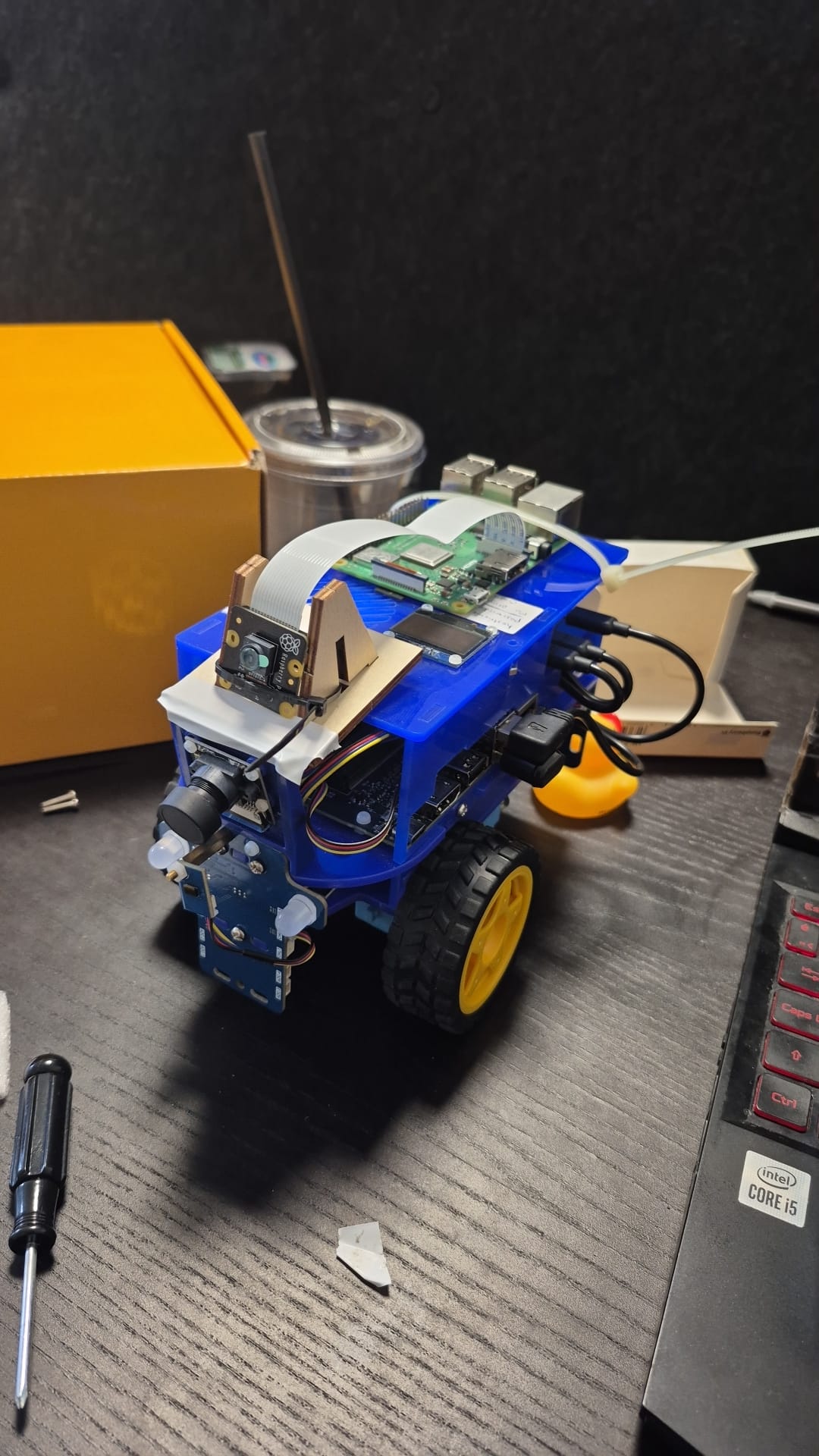 Masa üzerindeki küçük mobil robot